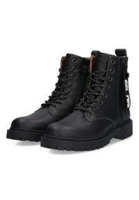 Botas de tobillo de cuero negro con un diseño resistente, que presentan ojales metálicos, cordones en la parte delantera, detalle de cremallera y una etiqueta de tela blanca con "GRL PWR".
