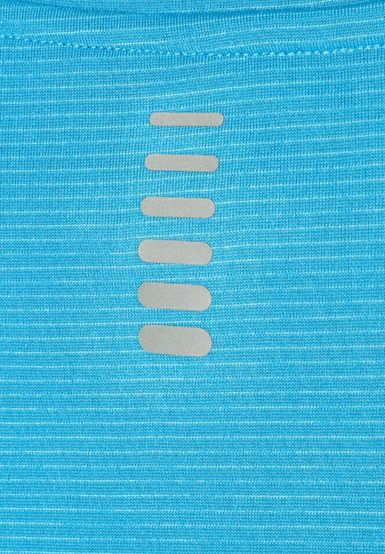 Un tejido azul texturizado presenta seis franjas grises horizontales. El patrón es consistente en todo el material, creando un efecto de diseño moderno.