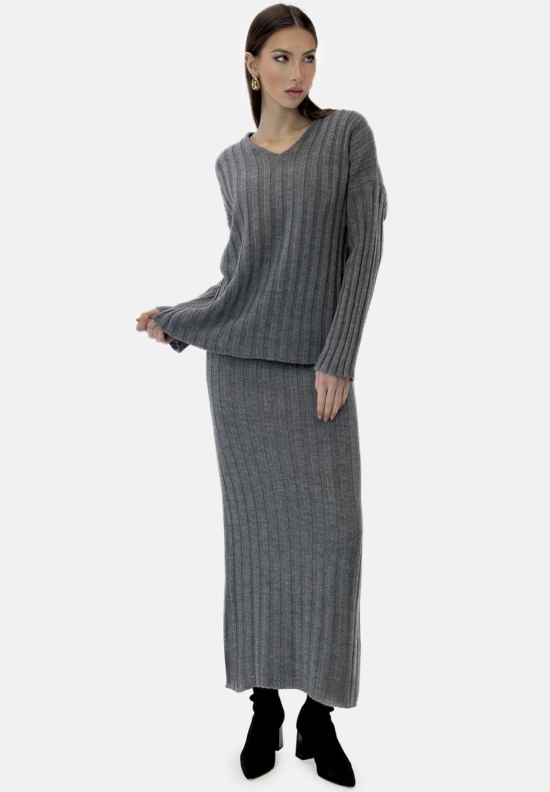Set di maglione a coste grigio e gonna lunga abbinata. Il maglione presenta un collo a V e maniche lunghe; la gonna è ankle-length con una silhouette aderente.