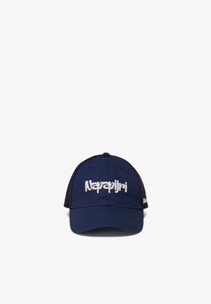 Cappellino da camionista blu navy con logo "Napapijri" bianco ricamato sulla parte frontale e pannelli posteriori in rete.