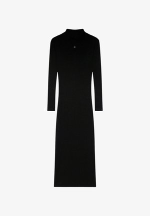 Abito midi nero a costine con maniche lunghe e collo alto. Presenta un logo del marchio discreto sul petto. Tessuto liscio, forma aderente.