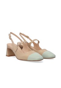 Slingback podpatky v béžové lakované kůži s kulatou špičkou v mátové zelené barvě. Nízký blokový podpatek a nastavitelný pásek pro bezpečné nošení.