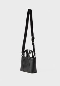 Borsa nera in pelle con due manici superiori e una lunga tracolla regolabile, caratterizzata da un marchio impresso e una forma strutturata.