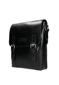 Borsa a tracolla nera in pelle con chiusura a pattina, due cinturini regolabili, dettagli di cucitura visibili e una texture liscia. Accenti in metallo argentato.