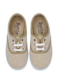 Zapatillas de malla beige con cordones blancos y suelas de goma. Presentan una textura suave y punta redonda, etiquetadas en el interior con "Batilas, Fabricado en España."