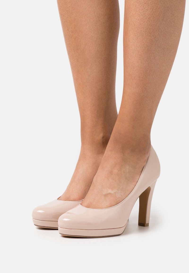 Escarpins en cuir verni beige à bout rond, ornés d'une texture lisse, présentant un design incurvé et un talon bloc en bois.