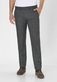 Pantalon à carreaux gris à coupe ajustée, avec un devant plat, une finition texturée et des poches latérales. Porté avec des bottes à lacets marron.