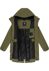 Maslinasto zelena vanjska jakna s crnim, jastučićem unutrašnjim oblogom. Ima kapuljaču, kopčanje na gumbi i više unutrašnjih džepova za pohranu.