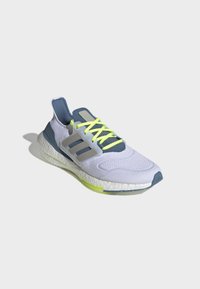 adidas Performance ULTRABOOST 22 biały