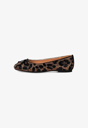 Bailarinas negras con estampado de leopardo y superficie texturizada con cuentas, con un detalle de lazo en la punta; cuentan con un tacón bajo y resistente.