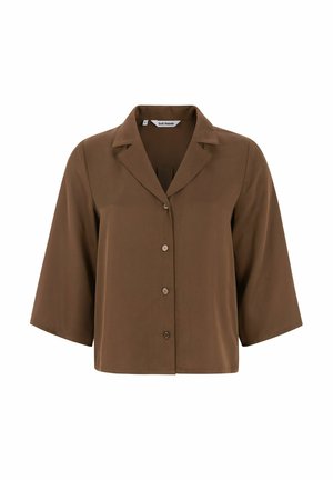 Hnedá košeľa s krátkym rukávom a gombíkmi s límcom, s jednoduchým dizajnom a hladkým, štruktúrovaným materiálom. Gombíky sú svetlohnedé.