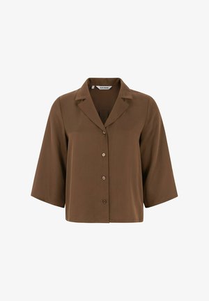 Smeđi kratki rukavi s dugim ovratnikom, s jednostavnim dizajnom i glatkom, teksturiranom tkaninom. Gumbi su svijetlosmeđi.