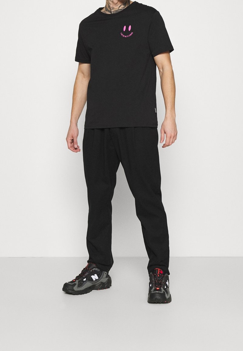 YOURTURN Triko s potiskem - black