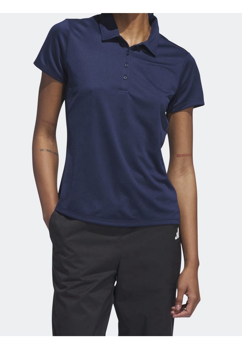 Námořnická polo košile vyrobená z hladkého materiálu, s límečkem, šestimístným zapínáním na knoflíky a krátkými rukávy; v kombinaci s černými kalhotami, minimální značení.