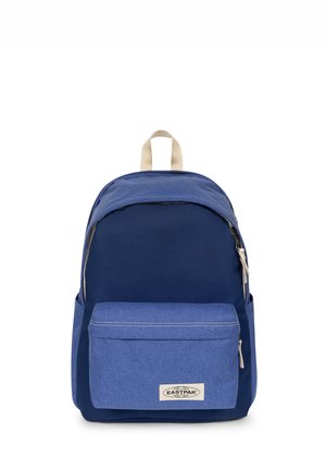 Sininen Eastpak-reppu, jossa etutasku vetoketjulla, beige kantokahva ja sivutaskut valkoisella taustalla.