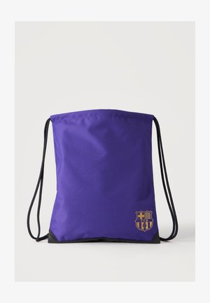 Lilla snørepose med sorte snore og FC Barcelona-logo i guld nederst til højre på hvid baggrund.