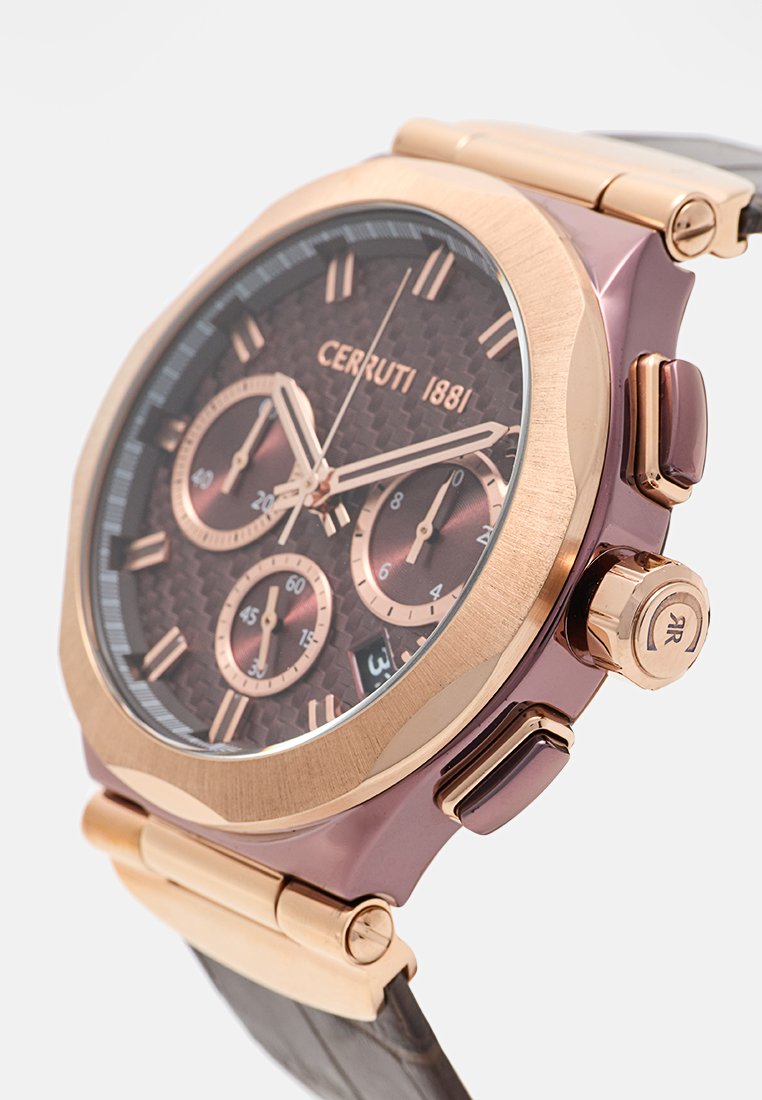 Montre chronographe de luxe Cerruti 1881 avec lunette en or rose, cadran texturé sombre, trois sous-cadrans et bracelet en cuir brun.