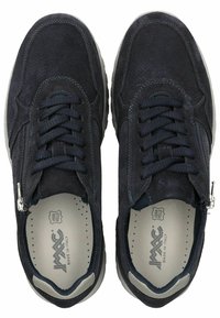 Sneaker in suede blu navy con lacci e zip laterale, dotate di suole interne in pelle perforata e suola in gomma di colore chiaro.