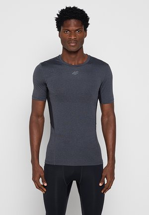 Czarna, szara koszulka sportowa z krótkim rękawem, wykonana z elastycznego materiału, z dopasowanym krojem i dyskretnym logo na klatce piersiowej.