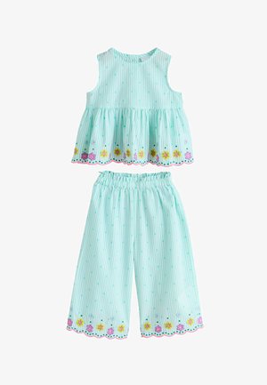 hele sinise triibuline varrukateta topp ja püksid, elastse vöökohaga, kaunistatud värvika lillemustriga tikandite ja laineliste äärtega.