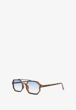 Occhiali da sole ottagonali con montatura in tartaruga e lenti blu sfumate. Presenta aste robuste con finitura lucida. Texture non riflettente.