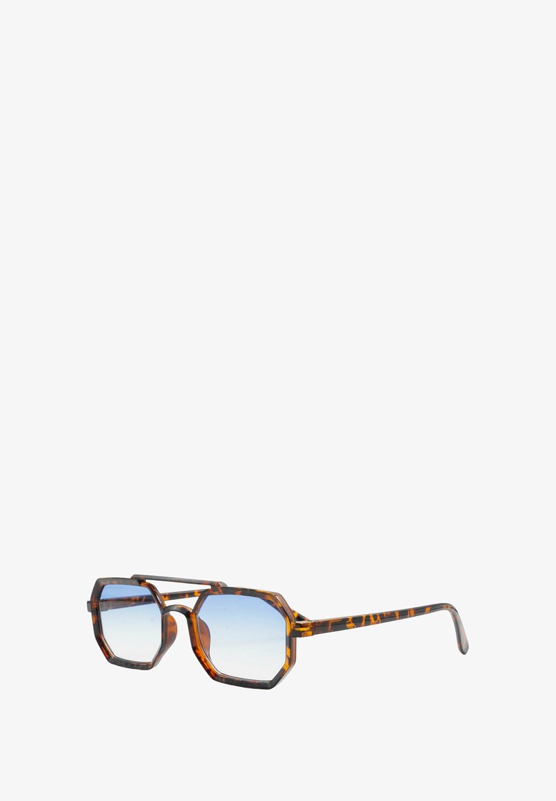Occhiali da sole ottagonali con montatura in tartaruga e lenti blu sfumate. Presenta aste robuste con finitura lucida. Texture non riflettente.