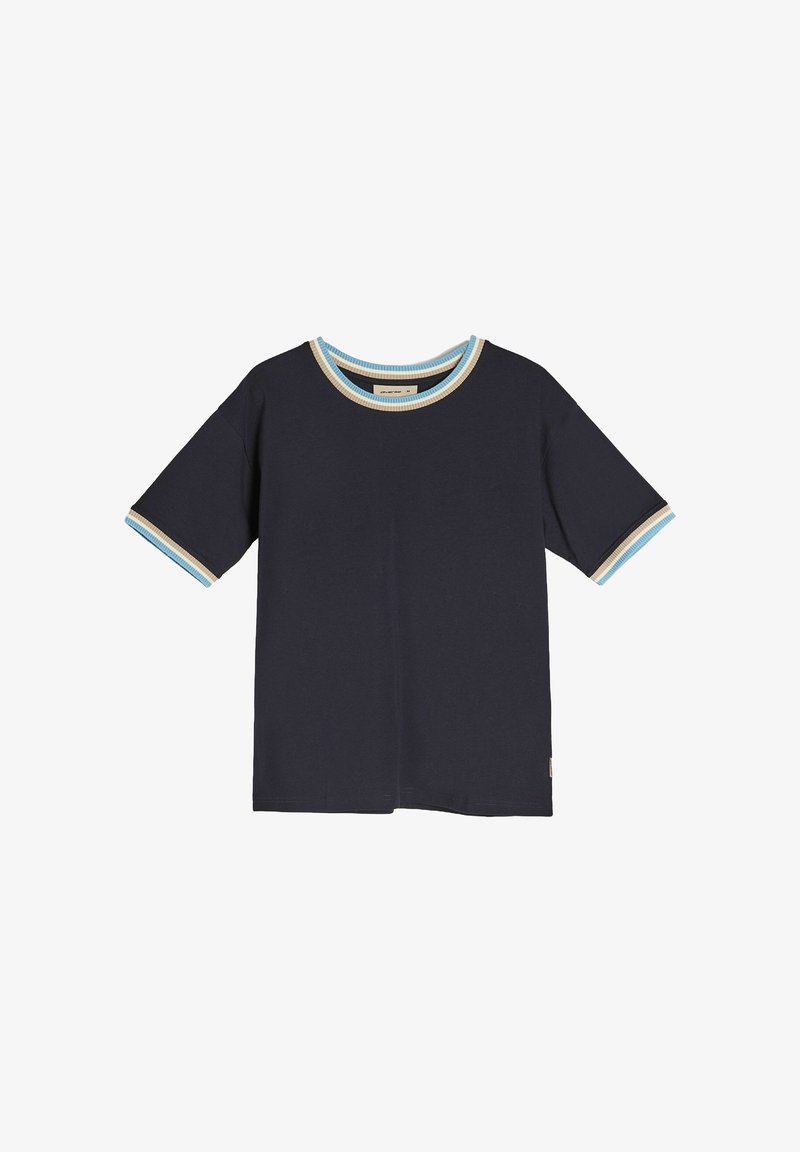 Granatowa koszulka z krótkim rękawem, okrągły dekolt, z jasnoniebieskimi, beżowymi i ciemnoniebieskimi paskami na kołnierzyku i rękawach.