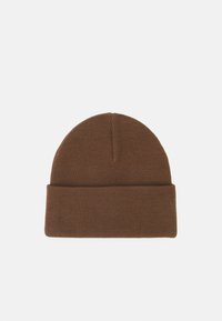 Bruine gebreide beanie met een omgeslagen rand, taps toelopende top en een gladde textuur. Eenvoudig ontwerp, geschikt voor koud weer.