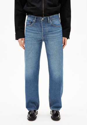 Blauwe denim jeans met een recht model, lichte wassing, vijf-pocket stijl, contrasterende stiksels en een metalen knoop bij de taille.