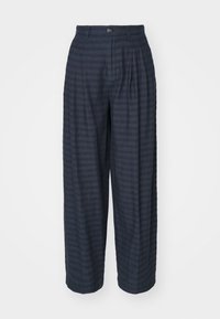 Donkerblauwe wijde broek met een subtiele gestreepte print, voorzien van plooien aan de voorkant en een platte tailleband met een enkele knoopsluiting.