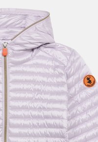 Ανοιχτό μωβ γιλέκο με φερμουάρ εμπρός και πορτοκαλί στρογγυλό έμβλημα "Save the Duck" στον επάνω ώμο.