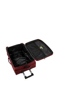 Maleta de tela roja con interior negro, cierre de cremallera y asa extensible. Cuenta con compartimentos de malla para organización.