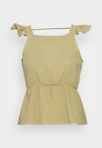 Top peplum em tecido verde claro suave e texturizado, com alças finas e detalhes em babados, apresentando uma cintura franzida para um ajuste descontraído.