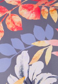 Wielokolorowy wzór liści na ciemnoszarym tle. Zawiera odcienie czerwieni, pomarańczy, niebieskiego i żółtego o gładkiej fakturze.