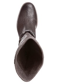 Bota de cuero marrón con un acabado texturizado, caña ancha y un acento de hebilla plateada en el lateral. El interior tiene un forro suave.