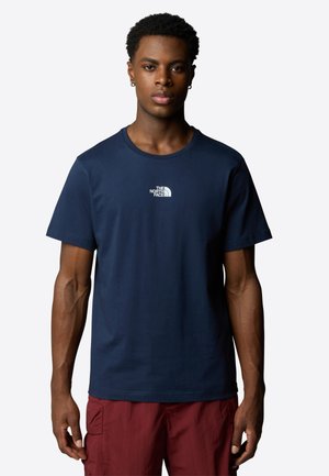 Camiseta de algodón azul marino con cuello redondo y un pequeño logo blanco de The North Face en el pecho. Diseño sencillo de manga corta.