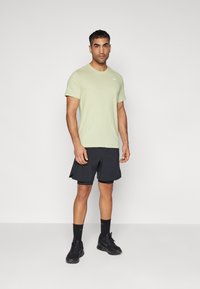 Nike Performance CREW SOLID - Spordi T-särk - olive aura
