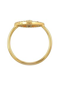 Anello d'oro con una parte superiore rotonda e piatta, caratterizzata da intricati motivi intagliati. Fascetta liscia e lucente senza decorazioni.
