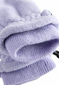 Lila Pullover mit einer weichen, flauschigen Textur. Verfügt über einen gerippten Strickbund und einen umgeschlagenen Kragen, der geschichtete Materialien in passender Farbe zeigt.
