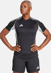 Zwart sportshirt met witte accenten, korte mouwen en ronde halslijn, gecombineerd met zwarte shorts met subtiele ribbels.
