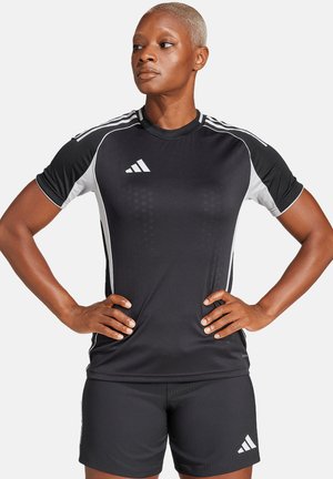 Zwart sportshirt met witte accenten, korte mouwen en ronde halslijn, gecombineerd met zwarte shorts met subtiele ribbels.
