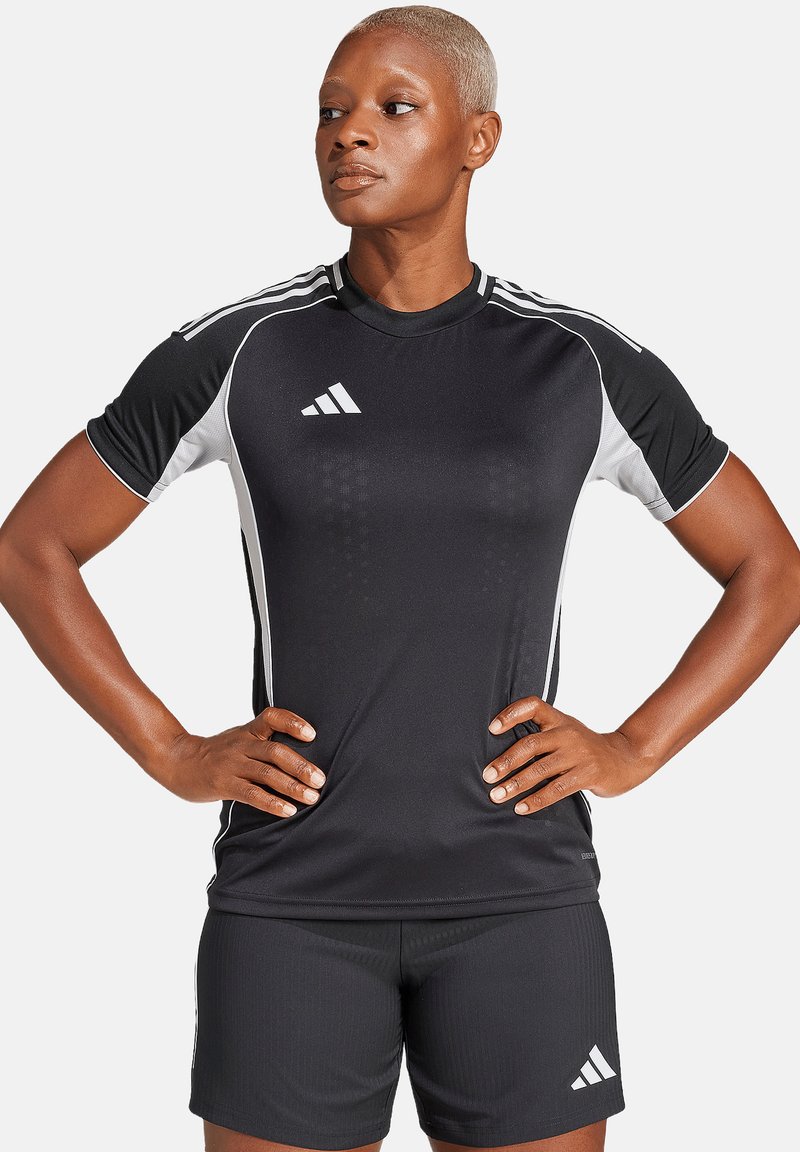 Zwart sportshirt met witte accenten, korte mouwen en ronde halslijn, gecombineerd met zwarte shorts met subtiele ribbels.