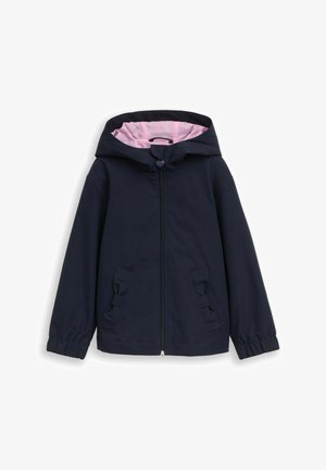 Granatowa kurtka dziecięca z kapturem, przednim zamkiem błyskawicznym, dwoma przednimi kieszeniami z kokardkami oraz jasnoróżową podszewką wewnątrz kaptura.
