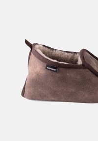 Pantofole in feltro marrone con morbida fodera in finta pelliccia, forma arrotondata e bordo marrone a contrasto. Presentano un'etichetta ad anello con il marchio "SHEPHERD".