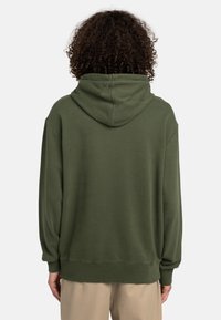 Olivengrønt hoodie med en rummelig hætte, ribbede manchetter og en afslappet pasform. Fremstillet af blødt stof med en glat tekstur, uden synlige mønstre.