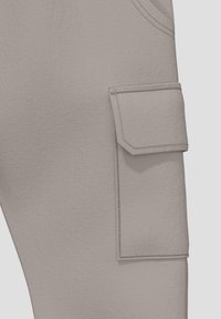 Hellgraue Cargo-Hose aus strukturiertem Stoff. Verfügt über eine große Seitentasche und gestickte Nähte, die ein lockeres Design zur Schau stellen.