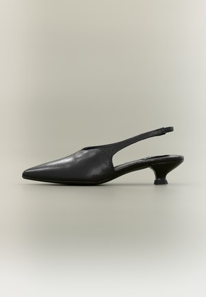 Musta nahkainen slingback-kenkä, jossa on terävä kärki ja matala kissakorko neutraalilla taustalla.