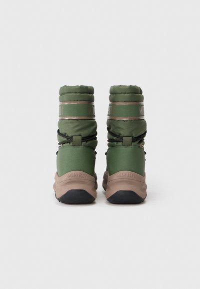 Botas impermeables verdes con parte superior acolchada, suela de goma y cordones elásticos. Presentan una banda con logotipo y un diseño de puntera redondeada.