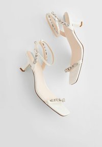 Next FOREVER COMFORT WEDDING EMBELLISHED LOW HEEL BRIDAL  - REGULAR FIT - Sandaalit nilkkaremmillä - ivory