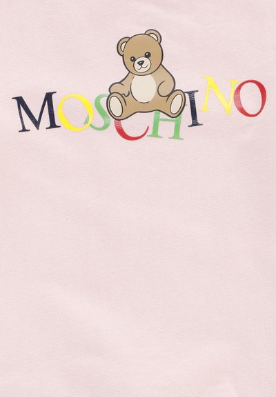Tessuto rosa morbido con colorate lettere "MOSCHINO" e un adorabile orsetto marrone seduto sopra il testo.